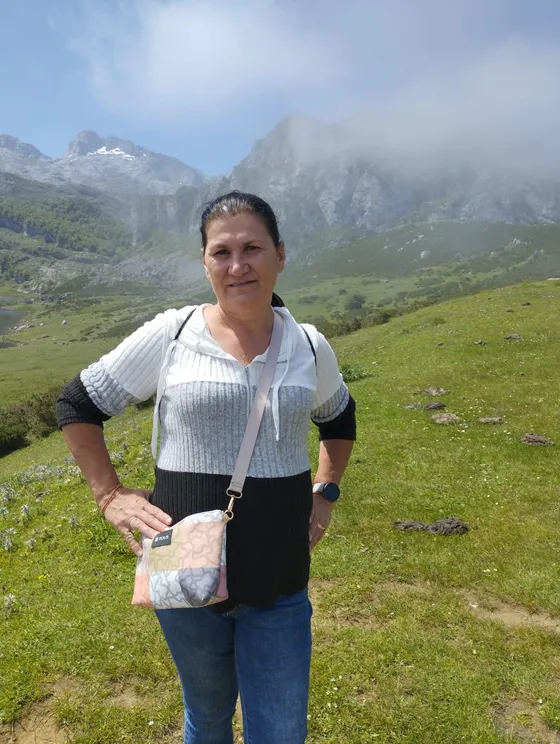 Elena, gestora de Los Molinos La Vera, con productos de limpieza de la tienda