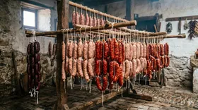 Chorizos y salchichones colgados en secadero tras la matanza